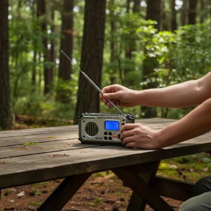 Kamperski radio sa kurblom, solarnim panelom i LED baterijskom svetiljkom sa funkcijom powerbanke 5V/3xAAA/2000 mAh IPX4 zelena