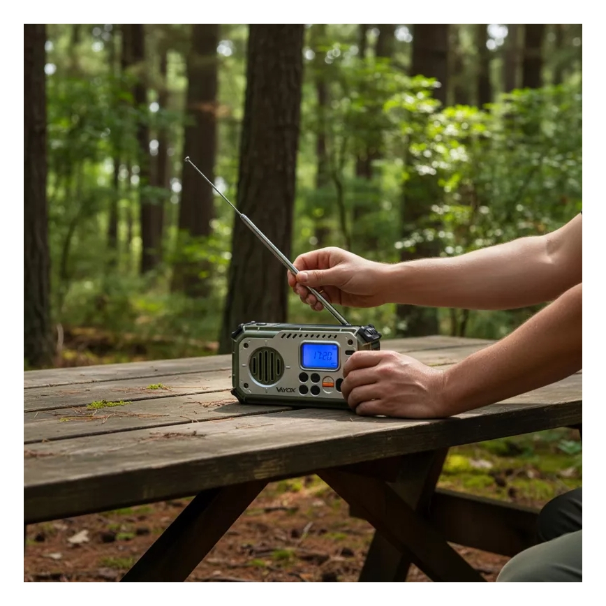 Kamperski radio sa kurblom, solarnim panelom i LED baterijskom svetiljkom sa funkcijom powerbanke 5V/3xAAA/2000 mAh IPX4 zelena