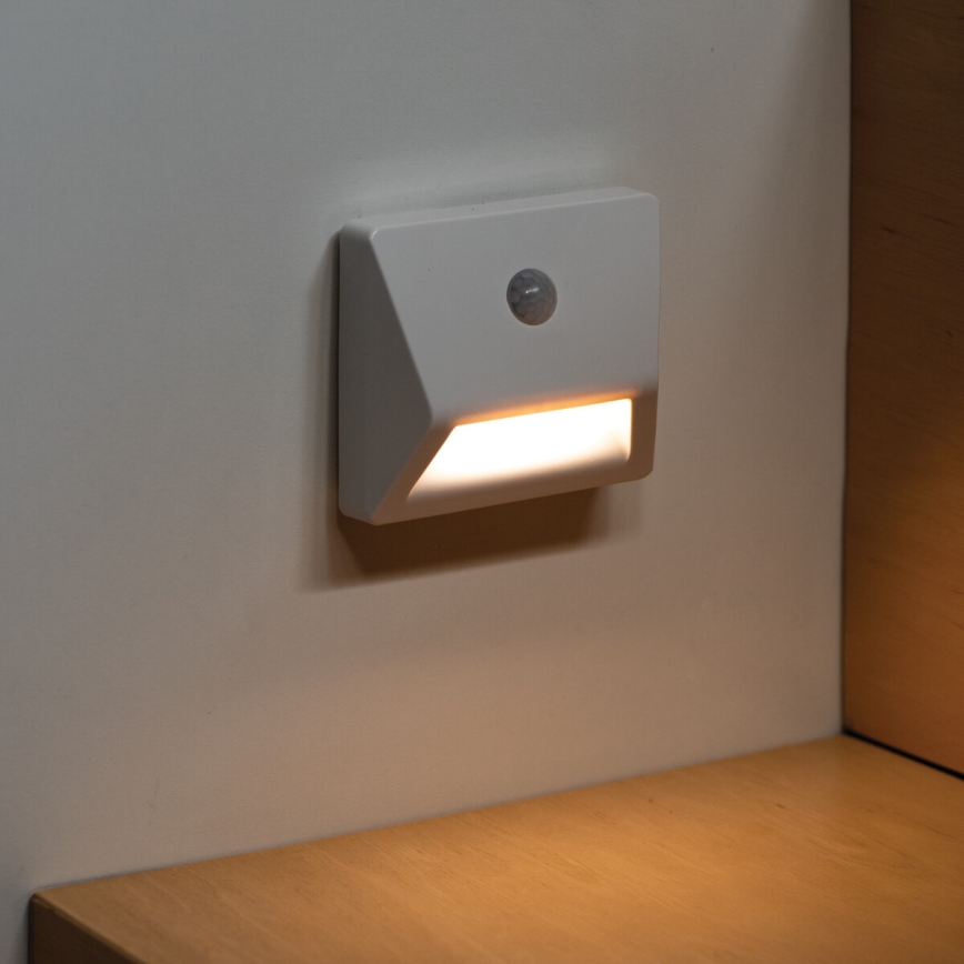 Kanlux 37392 - LED ugradna svetiljka sa senzorom pokreta i sumraka IRS LED/0,3W/3xAAA IP54 bela