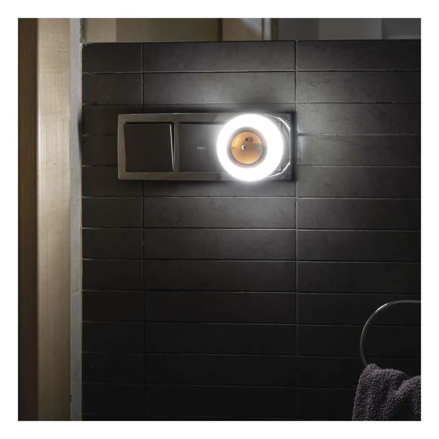 LED noćno svetlo sa senzorom i utičnicom LED/0,3W/230V
