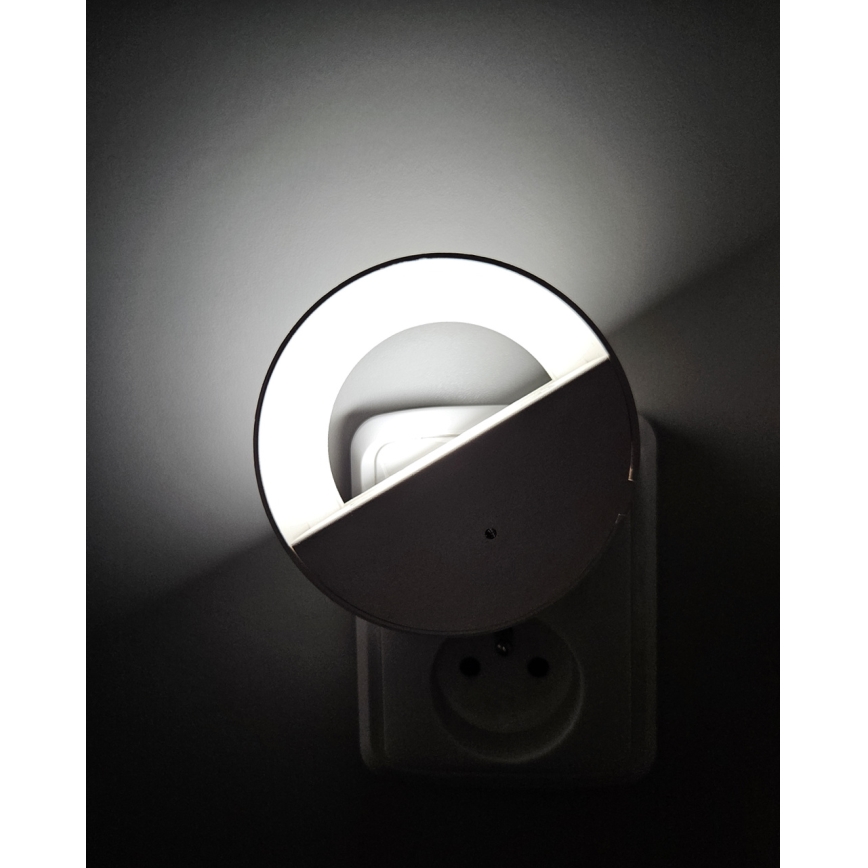 LED noćno svetlo sa senzorom sumraka LED/0,5W/230V belo