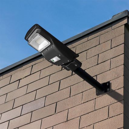 LED prigušiva solarna ulična lampa sa senzorom pokreta i sumraka LED/6W/3,2V 6000K IP65 5000 mAh crna + daljinsko upravljanje