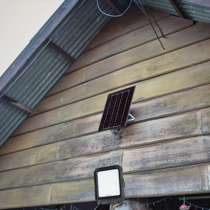 LED Solarni reflektor LED/15W/3,7V IP65 4000K 12000 mAh crni + daljinsko upravljanje