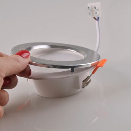 LED ugradna svetiljka ZOE LED/4,8W/230V srebrna