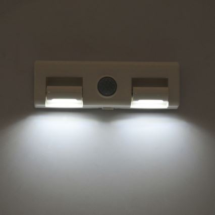 LED zidna svetiljka sa senzorom LED/3xAA/4,5V