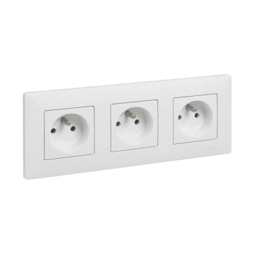 Legrand - Trostruka kućna utičnica sa okvirom NILOE STEP 250V bela