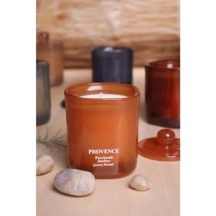 Mirisna sveća PATCHOULI JANTAR 180 g — traje do 25 sati.
