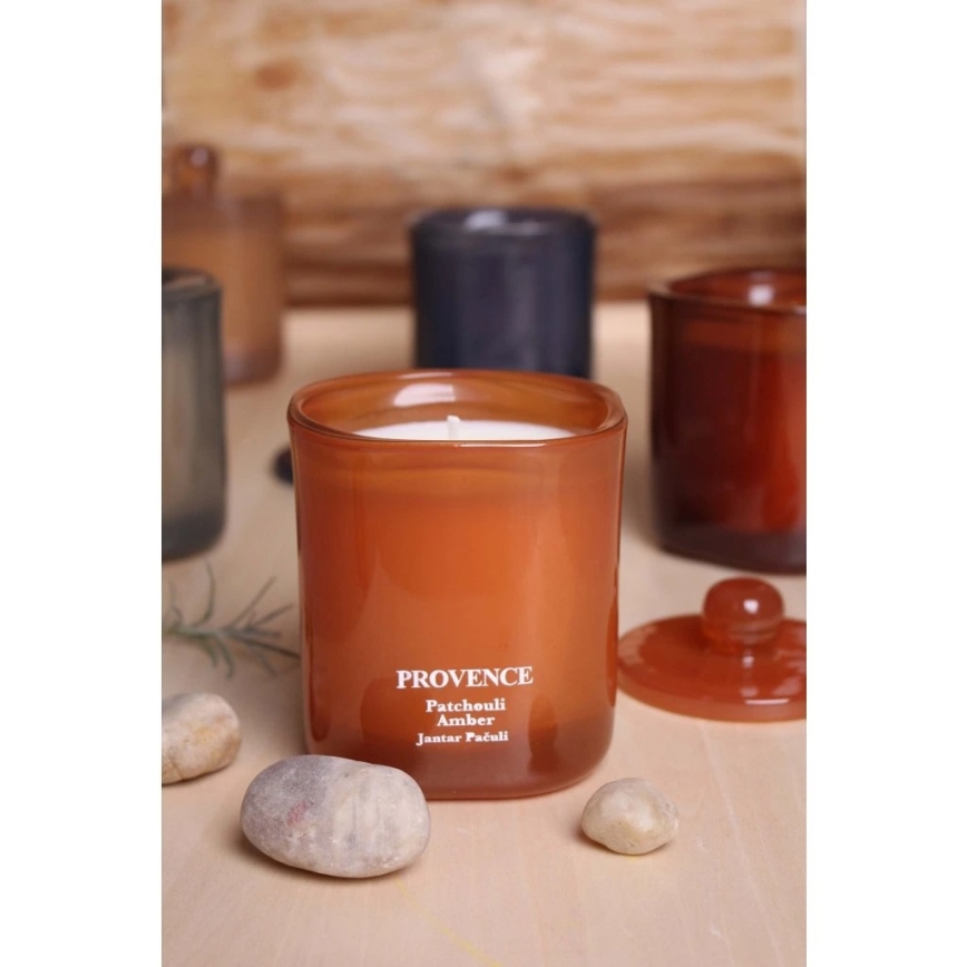 Mirisna sveća PATCHOULI JANTAR 180 g — traje do 25 sati.