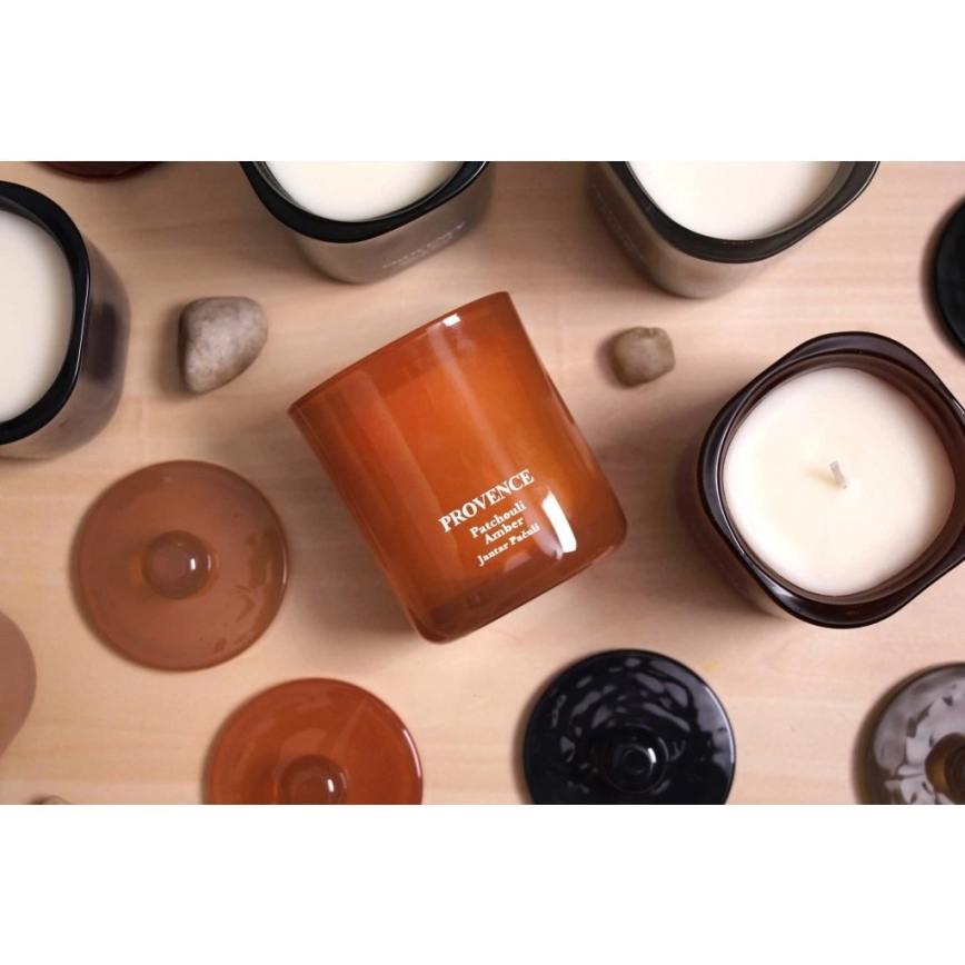 Mirisna sveća PATCHOULI JANTAR 180 g — traje do 25 sati.
