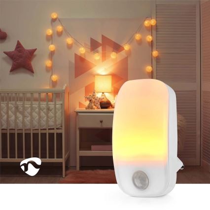 LED orijentaciono svetlo sa senzorom pokreta i sumraka za utičnicu LED/0,55W/230V belo