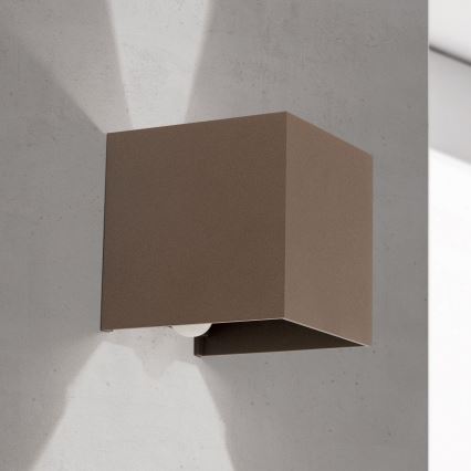 Spoljašnje zidno svetlo sa senzorom pokreta i sumraka CUBE-S LED/13W/230V IP54 braon