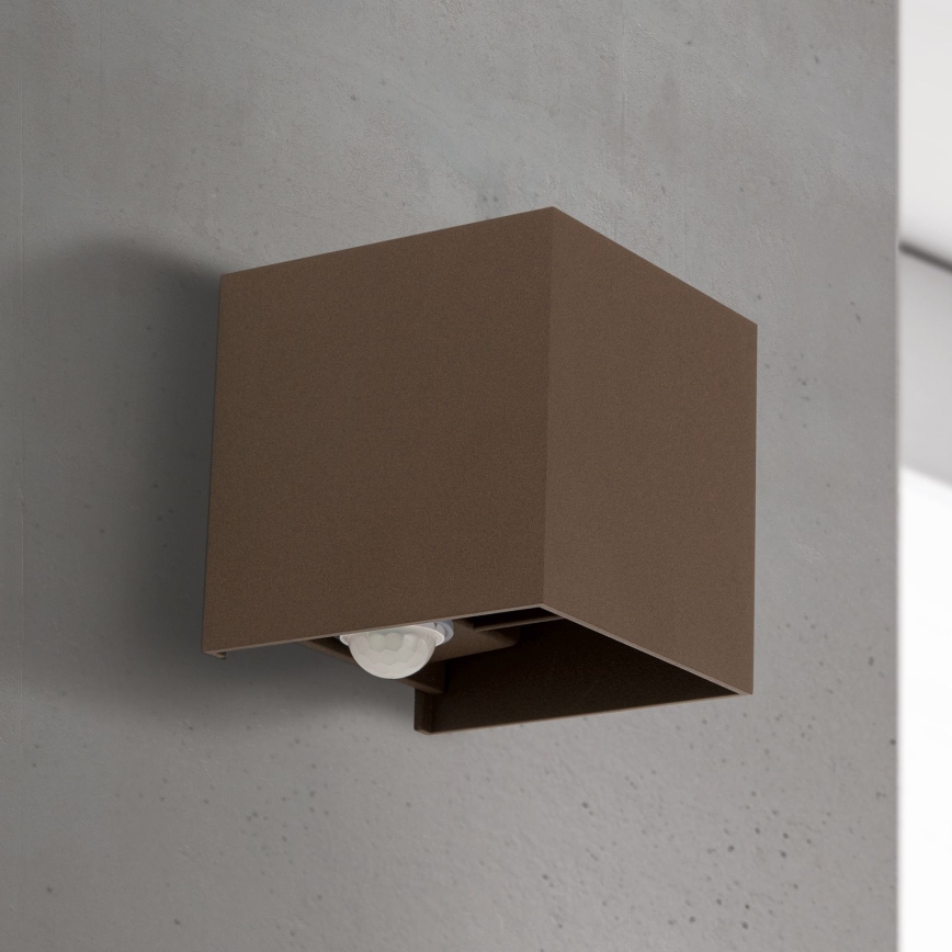 Spoljašnje zidno svetlo sa senzorom pokreta i sumraka CUBE-S LED/13W/230V IP54 braon