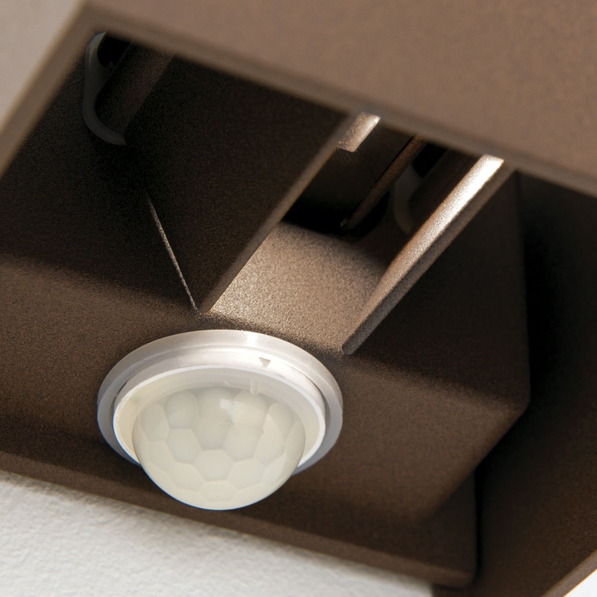 Spoljašnje zidno svetlo sa senzorom pokreta i sumraka CUBE-S LED/13W/230V IP54 braon