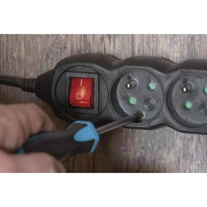 Produžni kabl sa prekidačem, 4 utičnice, 5 m, crne boje