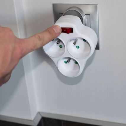 Razdelnik sa prekidačem, 3 utičnice