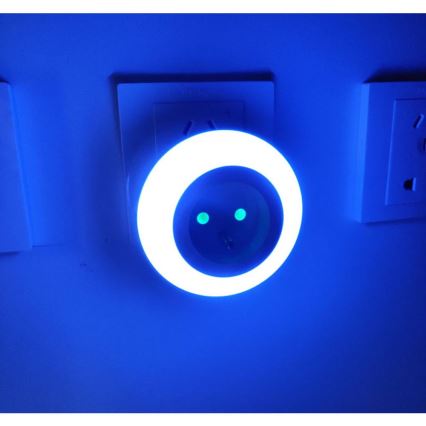 LED orijentaciono svetlo sa senzorom sumraka i utičnicom LED/0,6W/230V