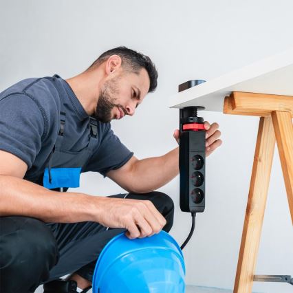 Produžni kabl sa stezaljkom za sto 3 utičnice Tip E + 2xUSB-A + 1xUSB-C 1,5m crne boje