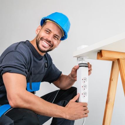 Produžni kabl sa steznim držačem za sto, 3 utičnice, Tip E + 2×USB-A + 1×USB-C, 1,5 m, bela