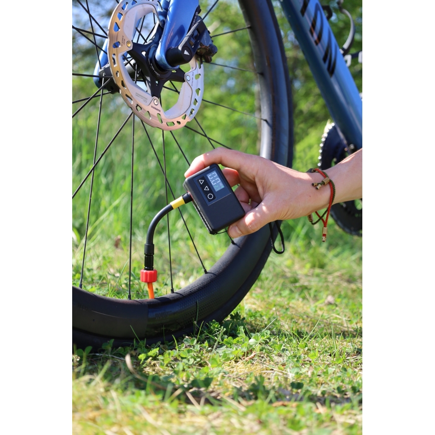 Digitalni džepni kompresor 500 mAh 5V, crni