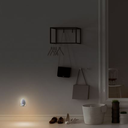 LED orijentaciono svetlo sa senzorom za utičnicu LED/0,7W/230V 3000K