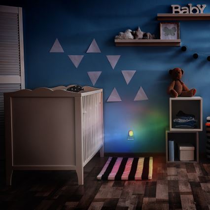 LED RGB orijentaciono svetlo sa senzorom za sumrak za utičnicu LED/0,5W/230V