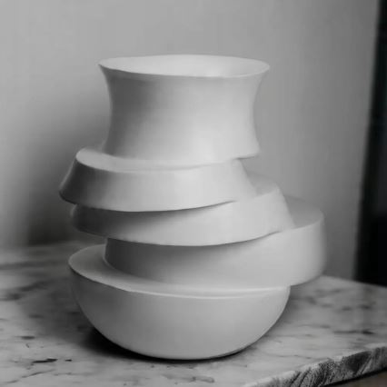 Vaza 33x31 cm od smole, bela