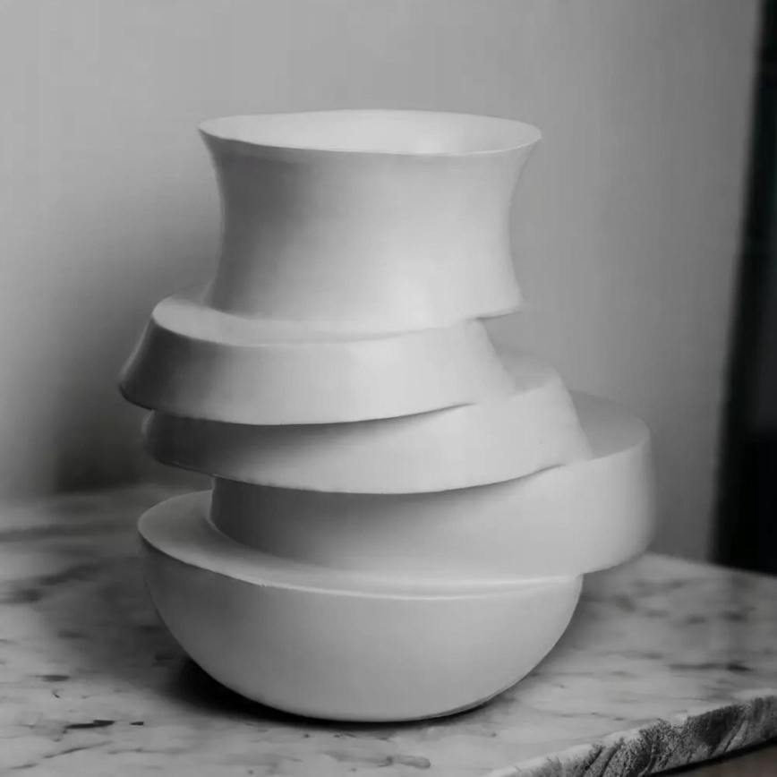 Vaza 33x31 cm od smole, bela